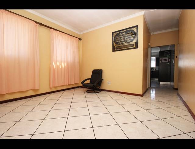6 BEDROOM FREESTANDING FOR SALE IN TUSCANY GLEN